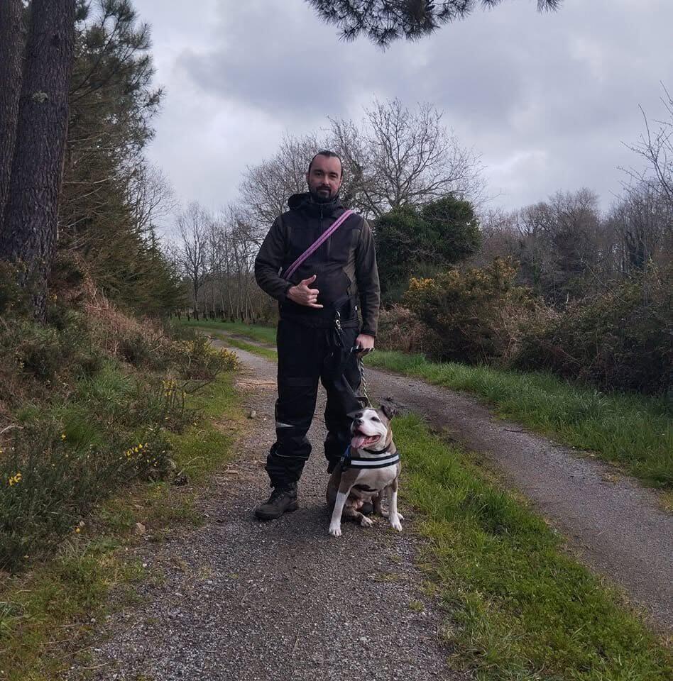 David Lenormand, éducateur canin, en séance de marche en laisse sur un chemin boisé du Morbihan